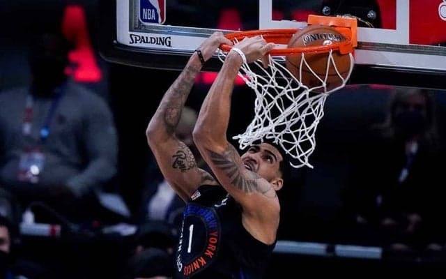 【NBA】206cm同僚をまたぐ　ニックス新人“2人越えダンク”に米驚愕「伝説的」「なぜ負けた」