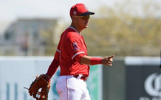 【MLB】背中越しにボールをトス、クセ強め“超変則ゲッツー”にファン絶叫「非現実的だ」