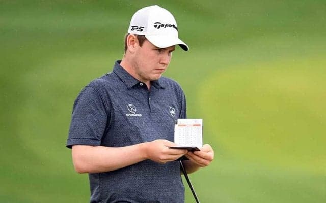 グリーンに背を向けたまま…　“背面片手チップイン”に米衝撃「信じられない」