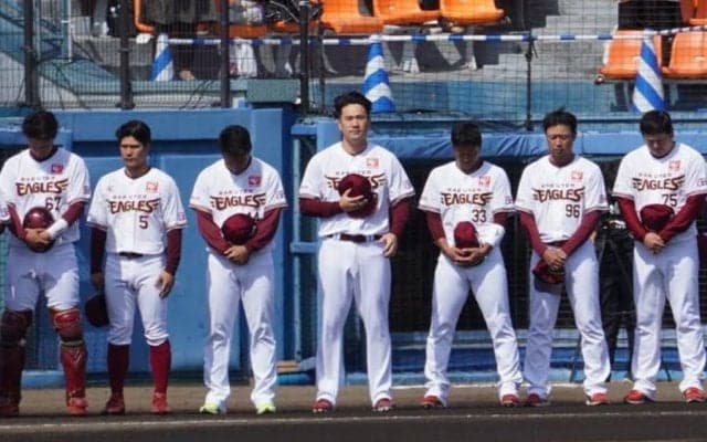 楽天-ロッテ戦前に選手ら黙祷　田中将大や震災で父亡くした佐々木朗希の姿も