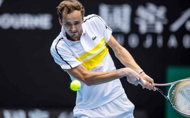 オーバーリアクションでも注目集める。メドベージェフがシンネルに快勝で4強