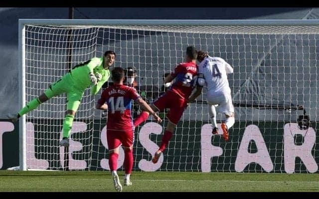 ベンゼマが91分に逆転弾 エースの2ゴールでレアルが優勝争いに踏みとどまる勝点３