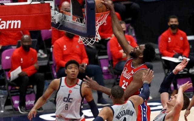 シクサーズの大黒柱ジョエル・エンビードが左膝を痛めて約2週間の欠場へ