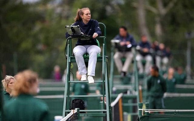 あわや大事故。テニスの審判台が倒れ、ボールガールに襲いかかる