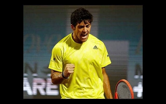  セット落とさず地元初V王手 