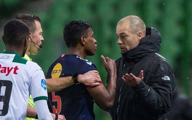 オランダ1部で珍事　選手と敵将の“ひと悶着”に海外注目「痛がり方がまるで子ども」