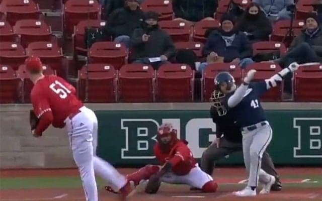 あまりの落差に打者もお手上げ？　198センチ右腕の急降下カーブが「エグい」