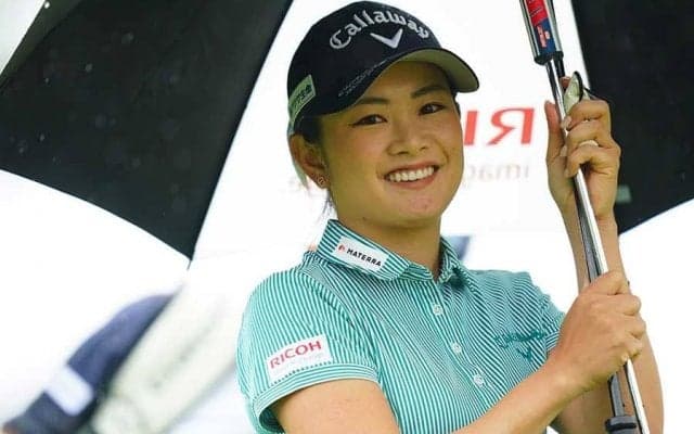 河本結「めっちゃかわいい」プリーツスカート披露　白黒コーデにファン「天使降臨」