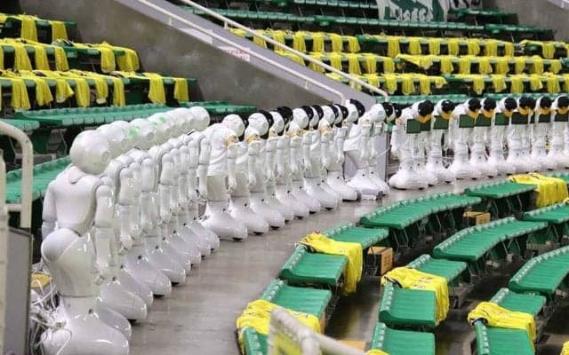 連日増殖する鷹のロボット応援団　不気味さに込められた狙いとストーリーは？