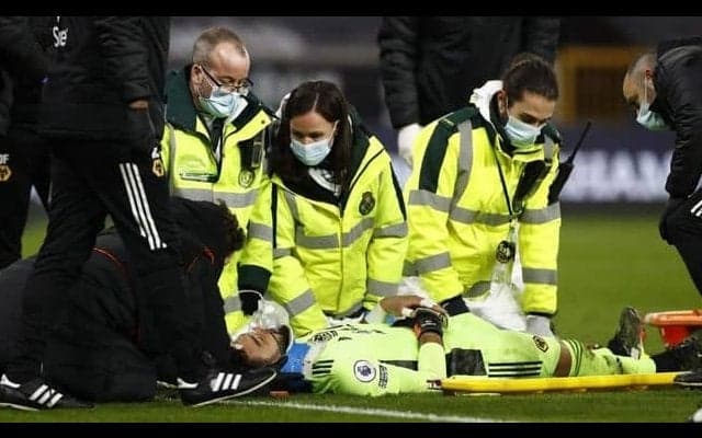 ウルブスGKが脳震盪で意識不明...長時間の治療から担架で運ばれる