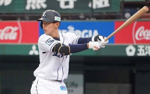 ほぼ空中浮遊な曲芸打ち　西武・西川が絶妙内角捌き「何でこれが打てるのか」