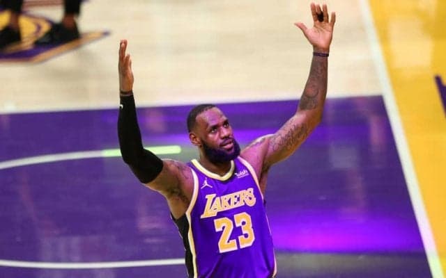 レイカーズオーナーがレブロンの“VIP待遇”を約束「居たいだけチームに居てもらっていい」