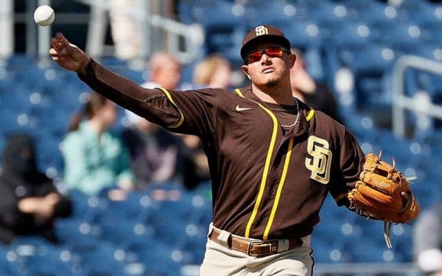 【MLB】素手キャッチからのレーザー送球！　マチャドのスローイングにファン興奮「ザ・拳銃」