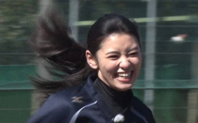 美女たちが全力疾走「息が止まりそう」　話題の野球女子5人の“本気”ベーラン対決