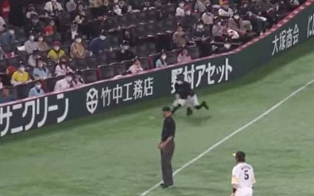 カメラは見ていた…絶妙なクッションボール処理の「ボールボーイ相変わらず上手いな」