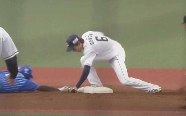 足音を立てずに忍び寄る影…　走者を仕留める西武・源田の「タッチが速すぎ」