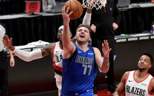 【NBA】背中に目がある!?　真後ろへのノールックパスに米喝采「クレイジー」「史上最高のパス」