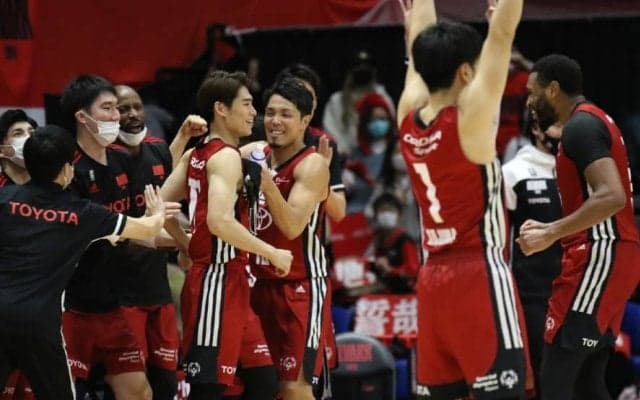 軽快なパス回しからフリーを作り出し、チームオフェンスが機能したアルバルク東京が京都ハンナリーズに快勝