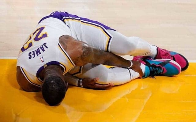 【NBA】レブロン、右足首の捻挫で途中交代　最大で3か月離脱…プレーオフに影響する可能性も