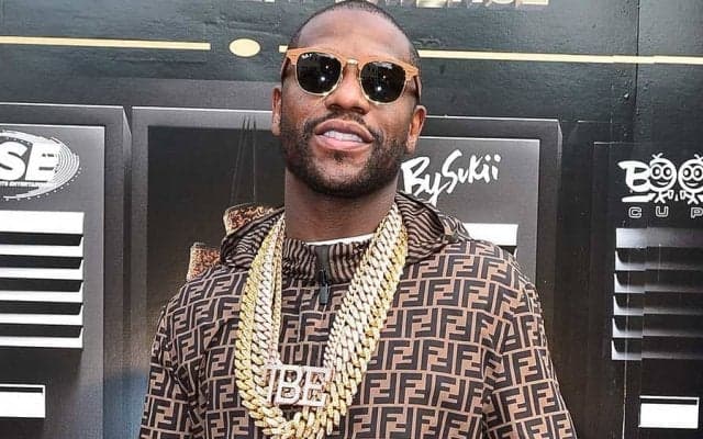 メイウェザー、“金の雨”降るバッグ打ちに米笑撃「SPが笑わないように我慢してる」