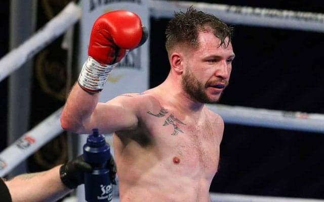 背中を向けた相手に追撃許可　“悪夢KO”裁いた審判に海外非難「反省すべきだ」