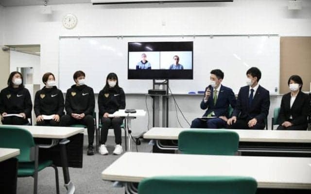 東京医療保健大・恩塚亨コーチが説くマインドの重要性！　サプライズ発表も!!