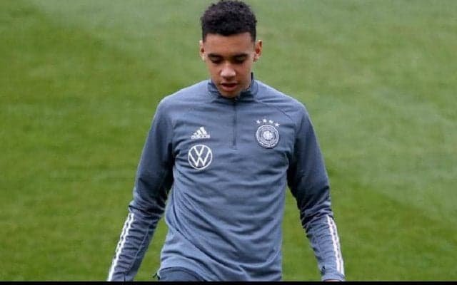 バロテッリ以来の“逸材”現る！？ドイツ代表初招集の17歳、ビブスを着るのに一苦労