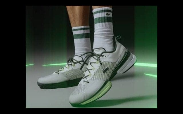  メド着用のラコステシューズ 