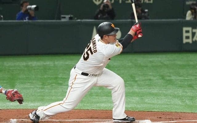 巨人打線が初回から猛攻、4番岡本は体勢崩しながら驚異のフェンス直二塁打