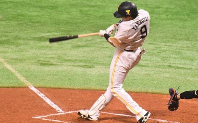 鷹・柳田、2021年初ホームラン！　詰まっても右中間スタンドへ叩き込む