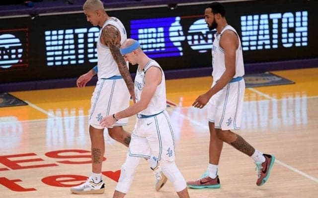 【NBA】レイカーズ守備陣、なぜか相手ダンクの“花道”作る　米困惑「何だよこれ」「酷い」