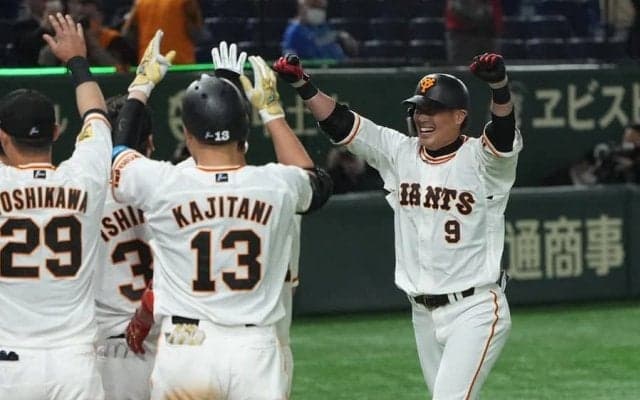 巨人・亀井が史上初の開幕戦代打サヨナラ弾　「めっちゃうれしいです、ハハハ」