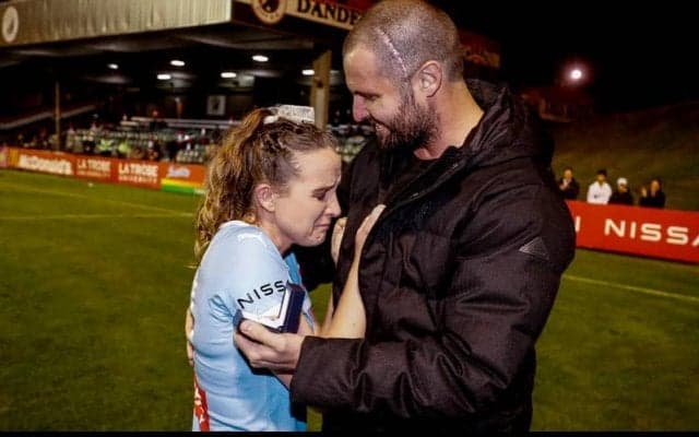 彼氏の介護のために引退を決めた女子選手、キャリア最後の試合でプロポーズを受け感激の涙