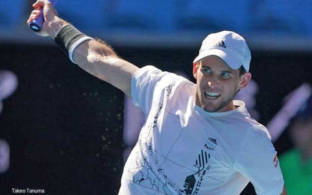 ティエムの父が心配されている息子の足の状態について説明