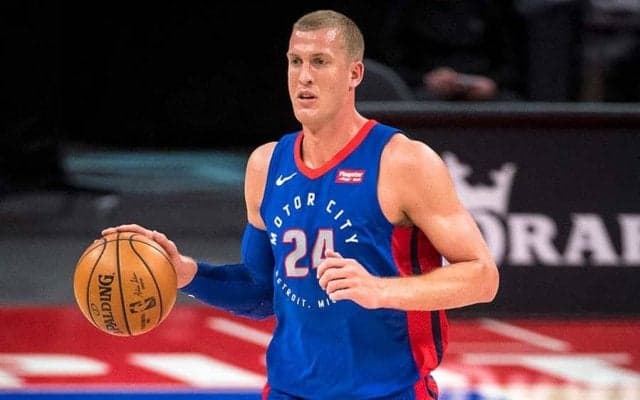 【NBA】まるで気功!?　触れずに相手を倒す“神業フェイント”に米感嘆「予測できないプレー」