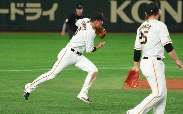 「なんで引いて捕れる」「たまらん」巨人坂本、ボール吸いつく“魔法のグラブ捌き”