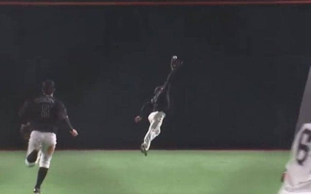 「こんなんマイケルジョーダンやん」敵地も拍手…ロッテ藤原の“空飛ぶ”キャッチ