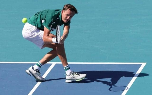 メドベージェフが足を引きずりながらも4回戦へ。けいれんに苦しむも2時間半超の接戦制す