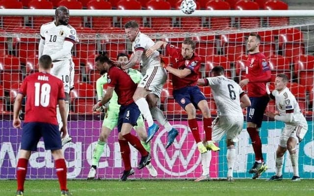 W杯予選、まさかの珍事で試合中断　ピッチの紳士的対応に英称賛「助けた選手に敬意」