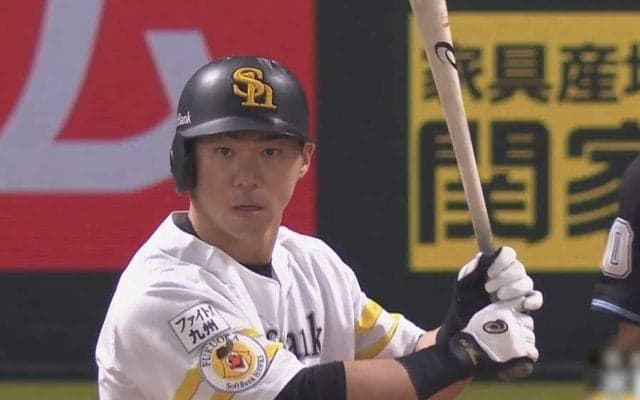 「目がやばい」「打つ気しかしない」　鷹の代打打率10割男の“眼力”にファン注目