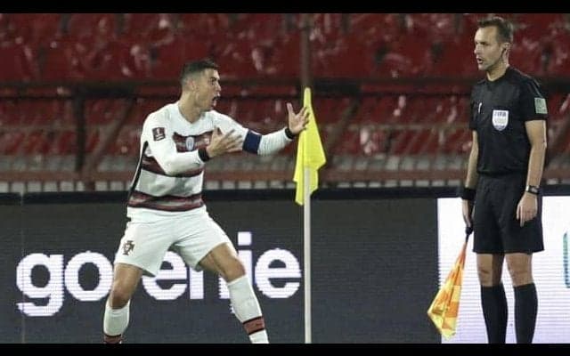 代表で腕章投げ捨てたC・ロナウドへの処分は...出場停止か罰金か