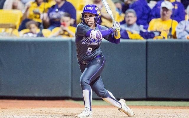 曲芸のような「フルスイングバント」…　絶妙すぎる走り打ちに投手びっくり