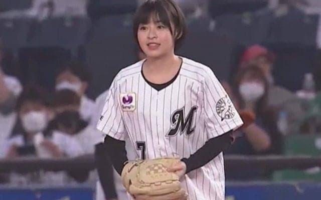 「グラブってこんなデカかったっけ？」　際立つ小顔…森七菜さん始球式直前の姿