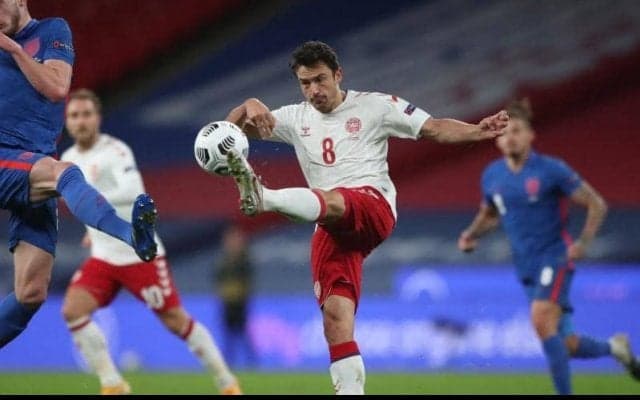 信じられないスコーピオンゴールが誕生！デンマーク代表MFがトレーニングで決めた衝撃のゴールが話題に「ドリームゴール」