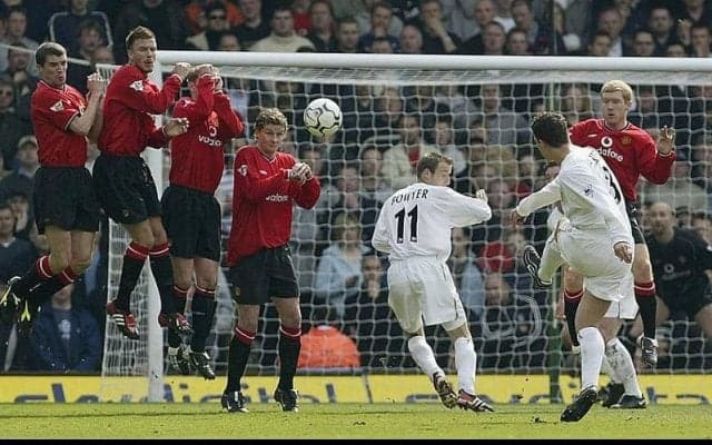 パワフルなロングFK！リーズのレジェンドSBがユナイテッドを粉砕/2001-02【ビューティフル・フリーキック】