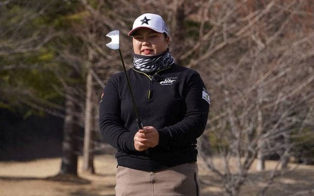 左に引っ掛ける人は吊り気味の構えで！石川怜奈のパッティングスタイル