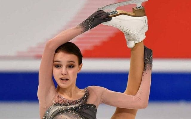 深夜に国歌の大合唱　凱旋シェルバコワらをファン数十人が出迎え「英雄を感動させた」