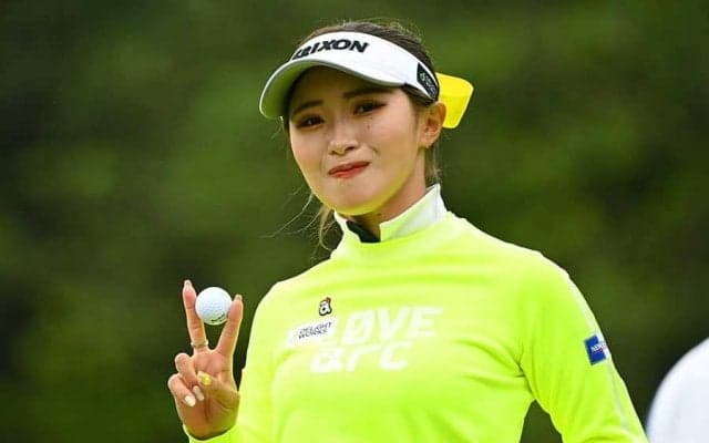 甘えた“ワンちゃんポーズ”披露　22歳臼井麗香の1枚にファン虜「反則、可愛すぎ」