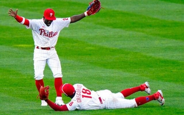 【MLB】もはやグラブ不要？　意地でも落球を許さない“胸キャッチ”が「クレイジー」