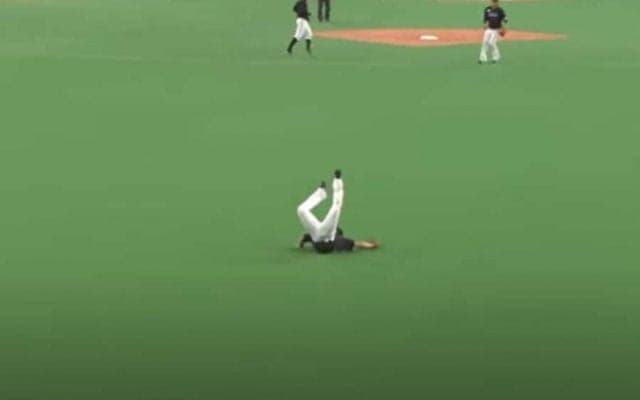 「ヒヤっとした」「怖すぎる」　ロッテ藤原、危機一髪の“シャチホコ姿”にファン心配